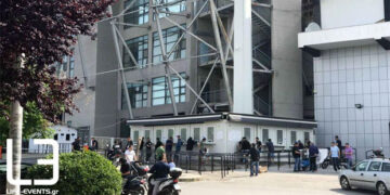 Στην Τούμπα ο κόσμος του ΠΑΟΚ για τα εισιτήρια του τελικού (Φωτογραφίες)