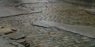 Θεσσαλονίκη: Η νεροποντή αποκάλυψε λιθόστρωτα κάτω από τους δρόμους της Άνω Πόλης