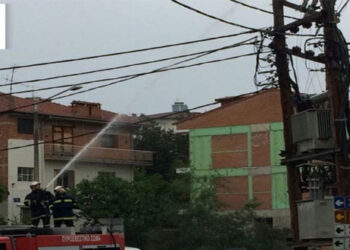 Έκρηξη και φωτιά σε μετασχηματιστή βύθισε στο… σκοτάδι το Άργος Ορεστικό (Φωτογραφία)