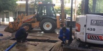 Διαρροή νερού σε αγωγό της ΔΕΥΑΕ στην Πτολεμαΐδα (βίντεο)