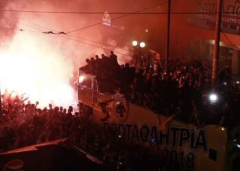 «Κάηκε» η Νέα Φιλαδέλφεια – Ντελίριο μέσα στη βροχή για την πρωταθλήτρια ΑΕΚ (Φωτογραφίες)