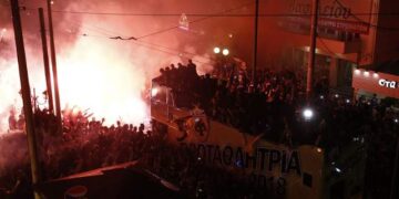 «Κάηκε» η Νέα Φιλαδέλφεια – Ντελίριο μέσα στη βροχή για την πρωταθλήτρια ΑΕΚ (Φωτογραφίες)