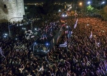 LIVE εικόνα: Πανηγύρια στον Λευκό Πύργο για το Κύπελλο του ΠΑΟΚ