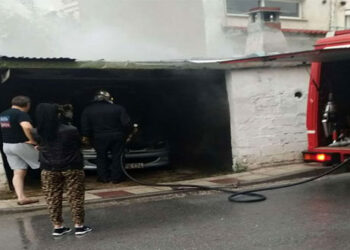 Κοζάνη: Αυτοκίνητο πήρε φωτιά μέσα σε γκαράζ – Άμεση επέμβαση της Πυροσβεστικής (Βίντεο)