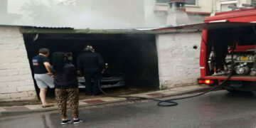 Κοζάνη: Αυτοκίνητο πήρε φωτιά μέσα σε γκαράζ – Άμεση επέμβαση της Πυροσβεστικής (Βίντεο)