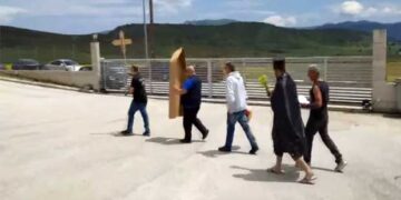 Επικό «τρολάρισμα»: Καστοριανοί φίλοι του ΠΑΟΚ έκαναν «κηδεία» στην ΑΕΚ – Δείτε το βίντεο