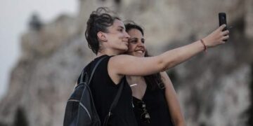 Έρχεται φόρος σε τάμπλετ και υπολογιστές – Τι θα ισχύει για τα έξυπνα κινητά τηλέφωνα