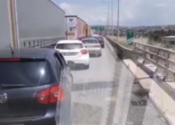 Βίντεο: Ασυνείδητοι οδηγοί μπλόκαραν ασθενοφόρο στη Λωρίδα Εκτάκτου Ανάγκης