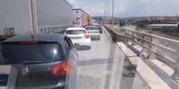 Βίντεο: Ασυνείδητοι οδηγοί μπλόκαραν ασθενοφόρο στη Λωρίδα Εκτάκτου Ανάγκης