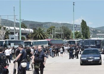 Οπαδοί της ΑΕΚ επιτέθηκαν σε οπαδούς του ΠΑΟΚ και τους έκαψαν το αυτοκίνητο λίγα μέτρα από το ΟΑΚΑ!