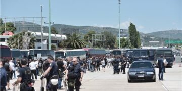 Οπαδοί της ΑΕΚ επιτέθηκαν σε οπαδούς του ΠΑΟΚ και τους έκαψαν το αυτοκίνητο λίγα μέτρα από το ΟΑΚΑ!