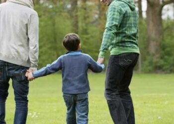 Aναδοχή παιδιού από ομοφυλόφιλους!!  – Γράφει ο Πολυχρόνης Ρουσάκης