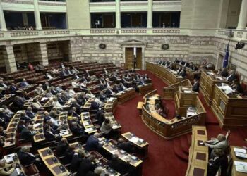 Σύγκρουση Τσίπρα – Μητσοτάκη στη Βουλή: «Βγαίνουμε από το μνημόνιο» – «Κάψατε την Αθήνα πείτε μας σήμερα αν απορρίψατε την Μακεδονία του Ιλιντεν