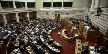 Σύγκρουση Τσίπρα – Μητσοτάκη στη Βουλή: «Βγαίνουμε από το μνημόνιο» – «Κάψατε την Αθήνα πείτε μας σήμερα αν απορρίψατε την Μακεδονία του Ιλιντεν