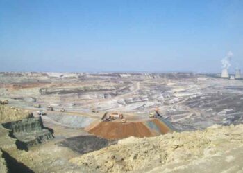 Ευνοϊκές συνθήκες για μεταφορά αφρικάνικης σκόνης: Το ορυχείο της Μαυροπηγής «πνίγει» τον οικισμό της ΔΕΗ – Ενώ το υπόλοιπο λεκανοπέδιο είναι πράσινο, αυξημένη η ρύπανση στον οικισμό