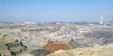 Ευνοϊκές συνθήκες για μεταφορά αφρικάνικης σκόνης: Το ορυχείο της Μαυροπηγής «πνίγει» τον οικισμό της ΔΕΗ – Ενώ το υπόλοιπο λεκανοπέδιο είναι πράσινο, αυξημένη η ρύπανση στον οικισμό