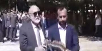 «Προδότη, για 30 αργύρια πουλήσατε τη Μακεδονία» – Άγρια υποδοχή Κουρουμπλή στις Σέρρες (Δείτε βίντεο)