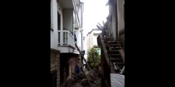 Απεγκλωβισμός γυναίκας από πτώση τοίχου στην Καστοριά – (Δείτε Βίντεο)