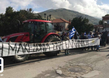 Πρέσπες: Με ελληνικές και μαύρες σημαίες οι κάτοικοι (ΒΙΝΤΕΟ & ΦΩΤΟ)