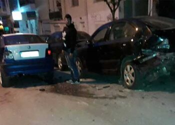 Μέθυσε και πήρε…σβάρνα δυο αυτοκίνητα στο κέντρο της Κοζάνης (Φωτογραφίες)