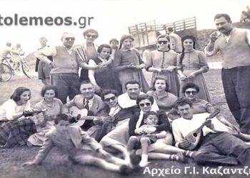 Φιλική-συγγενική παρέα σε πρωτομαγιάτικο φαγοπότι στη δροσιστική περιοχή της Πενταβρύσου  Πτολεμαϊδος, την 1η Ιανουαρίου 1955 – Από τη στήλη του κ. Γ. Καζαντζή στον Παλμό 13/06/2018