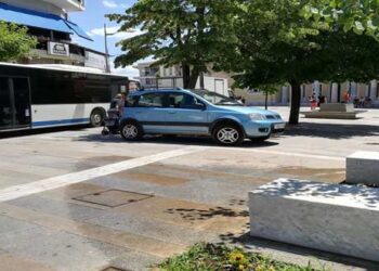 Δείτε που πάρκαρε το αυτοκίνητό του μέσα στην κεντρική πλατεία της Κοζάνης – Φωτογραφίες