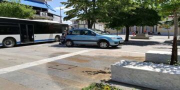 Δείτε που πάρκαρε το αυτοκίνητό του μέσα στην κεντρική πλατεία της Κοζάνης – Φωτογραφίες