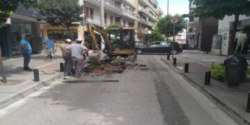 Κλειστή η Ελ. Βενιζέλου στο κέντρο της Κοζάνης – Νέα διαρροή στο δίκτυο ύδρευσης – Φωτογραφίες