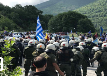 Ένταση ανάμεσα σε αστυνομικές δυνάμεις και διαδηλωτές στις Πρέσπες (ΒΙΝΤΕΟ & ΦΩΤΟ)