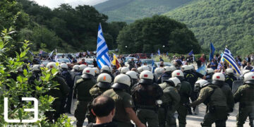 Ένταση ανάμεσα σε αστυνομικές δυνάμεις και διαδηλωτές στις Πρέσπες (ΒΙΝΤΕΟ & ΦΩΤΟ)