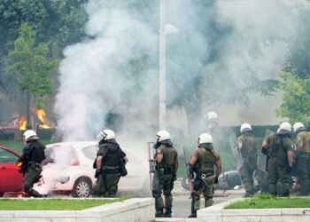Θεσσαλονίκη: Πεδίο μάχης η πόλη για εκδήλωση του ΣΥΡΙΖΑ για το Μακεδονικό – Συγκρούσεις με τα ΜΑΤ και χημικά