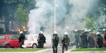 Θεσσαλονίκη: Πεδίο μάχης η πόλη για εκδήλωση του ΣΥΡΙΖΑ για το Μακεδονικό – Συγκρούσεις με τα ΜΑΤ και χημικά