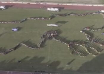 Χορευτές σχηματίζουν την Μακεδονία με τα σώματα τους στην Έδεσσα (Βίντεο)