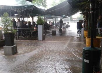 Καταιγίδα μετέτρεψε τους δρόμους σε ρυάκια στην Κοζάνη