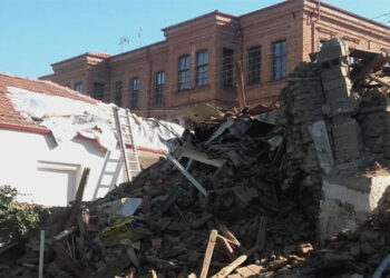 Κατέρρευσε σπίτι στο Άργος Ορεστικό – Προκάλεσε ζημιές σε διπλανό οίκημα (Φωτογραφίες)