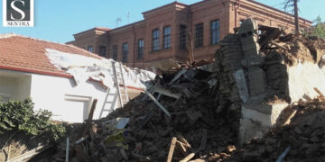 Κατέρρευσε σπίτι στο Άργος Ορεστικό – Προκάλεσε ζημιές σε διπλανό οίκημα (Φωτογραφίες)