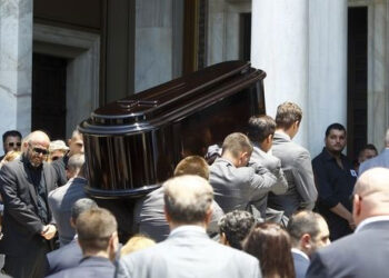 “Αθάνατος”: ανατριχίλα και χειροκρότημα στην κηδεία του Παύλου Γιαννακόπουλου (Βίντεο)