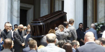 “Αθάνατος”: ανατριχίλα και χειροκρότημα στην κηδεία του Παύλου Γιαννακόπουλου (Βίντεο)