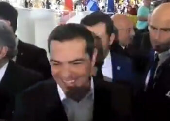 Τι απάντησε o Τσίπρας για τη γράβατα του Ζάεφ και το ελληνικό χρέος – Δείτε το βίντεο