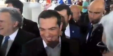 Τι απάντησε o Τσίπρας για τη γράβατα του Ζάεφ και το ελληνικό χρέος – Δείτε το βίντεο