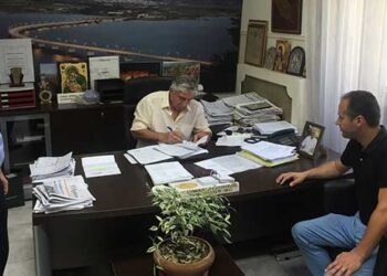 Δήμος Σερβίων – Βελβεντού: Υπογραφή σύμβασης για κατασκευή πεζοδρομίου σε επαρχιακή οδό Βαθυλάκκου – Ροδίτη