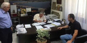 Δήμος Σερβίων – Βελβεντού: Υπογραφή σύμβασης για κατασκευή πεζοδρομίου σε επαρχιακή οδό Βαθυλάκκου – Ροδίτη