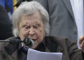 Μίκης Θεοδωράκης σε Τσίπρα: Τι σου λέει όταν σε συγχαίρουν αυτοί για τους οποίους φώναζες «κάτω οι δολοφόνοι»;