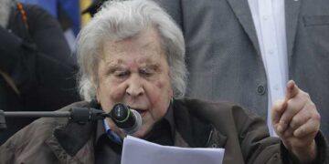 Μίκης Θεοδωράκης σε Τσίπρα: Τι σου λέει όταν σε συγχαίρουν αυτοί για τους οποίους φώναζες «κάτω οι δολοφόνοι»;