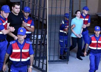 Νέες φωτογραφίες των δύο στρατιωτικών – «Σιδηροδέσμιοι» στο δικαστήριο για το τέταρτο «όχι»