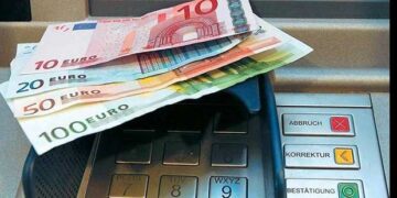 Capital controls: Σε ΦΕΚ οι αλλαγές σε όριο ανάληψης και εμβάσματα