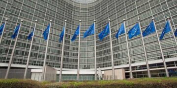 Κομισιόν: Επιβεβαιώνει την περικοπή συντάξεων και αφορολόγητου – Ανατροπές στον ΕΝΦΙΑ την επόμενη διετία