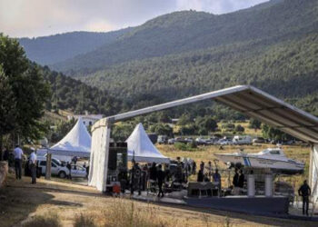 BBC για συμφωνία: Θύμιζε το σκηνικό για την τέλεση γάμου – Και κάποιος συμφώνησε να αλλάξει το όνομά του