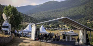 BBC για συμφωνία: Θύμιζε το σκηνικό για την τέλεση γάμου – Και κάποιος συμφώνησε να αλλάξει το όνομά του