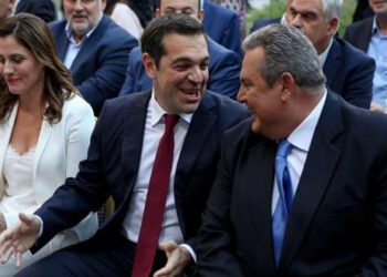 Εβαλε και… ξαναέβγαλε τη γραβάτα ο Τσίπρας -«Κέρδισα το χρέος, έχω μάχες να δώσω» [εικόνες]